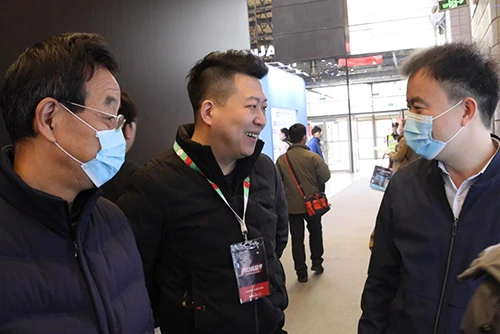 Experto en la personalización de soluciones de producción y aplicación para material de aislamiento al vacío asiste a AWE2024 en Shanghai